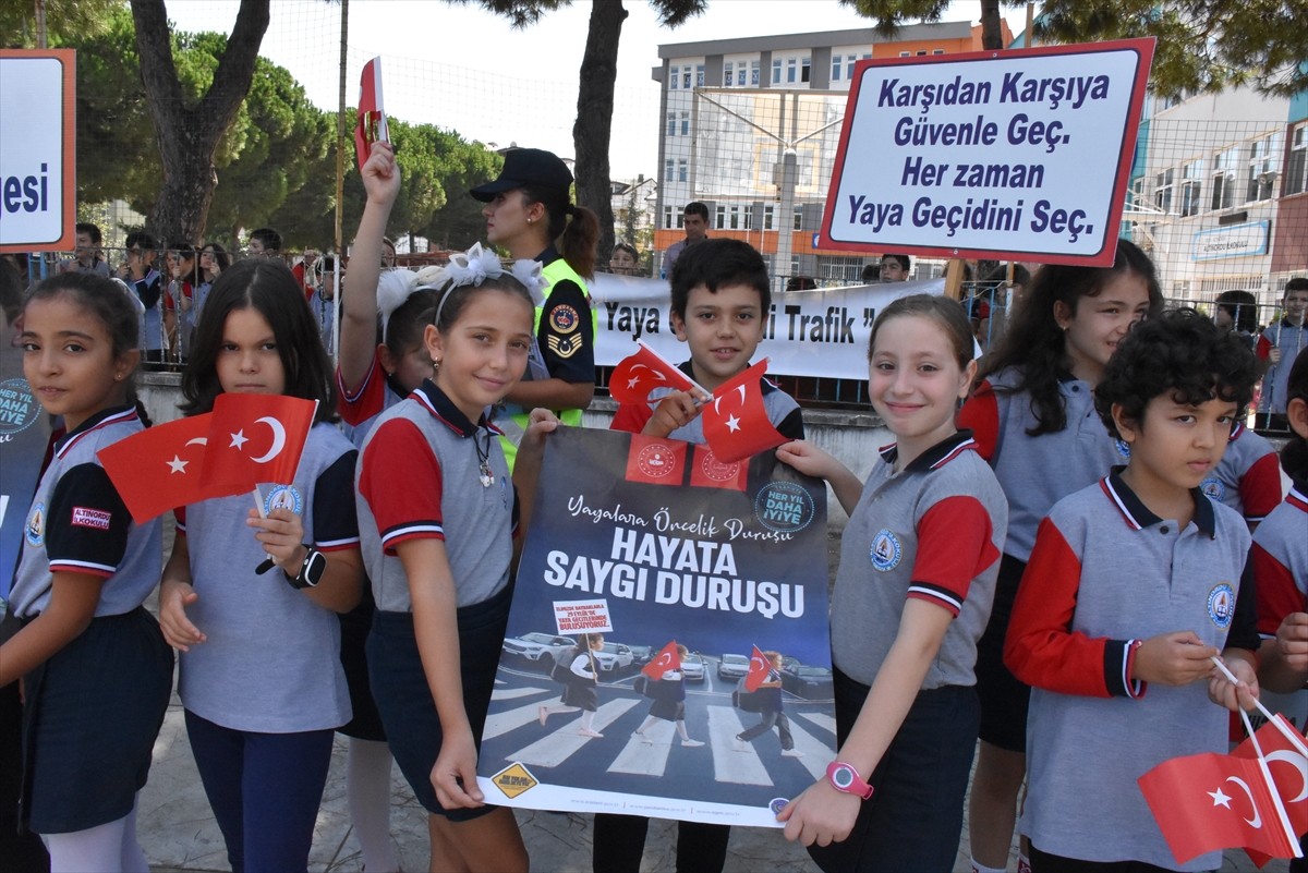 Karadeniz’deki 5 ilde yaya geçitleri “Hayata saygı duruşu” sloganıyla kırmızıya boyandı