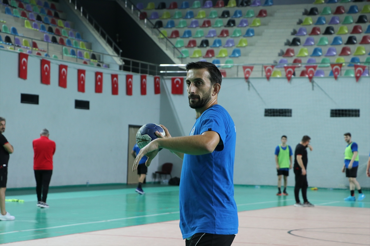 Takımın “kaptan ağabeyi” hentbola tutkusuyla örnek oluyor
