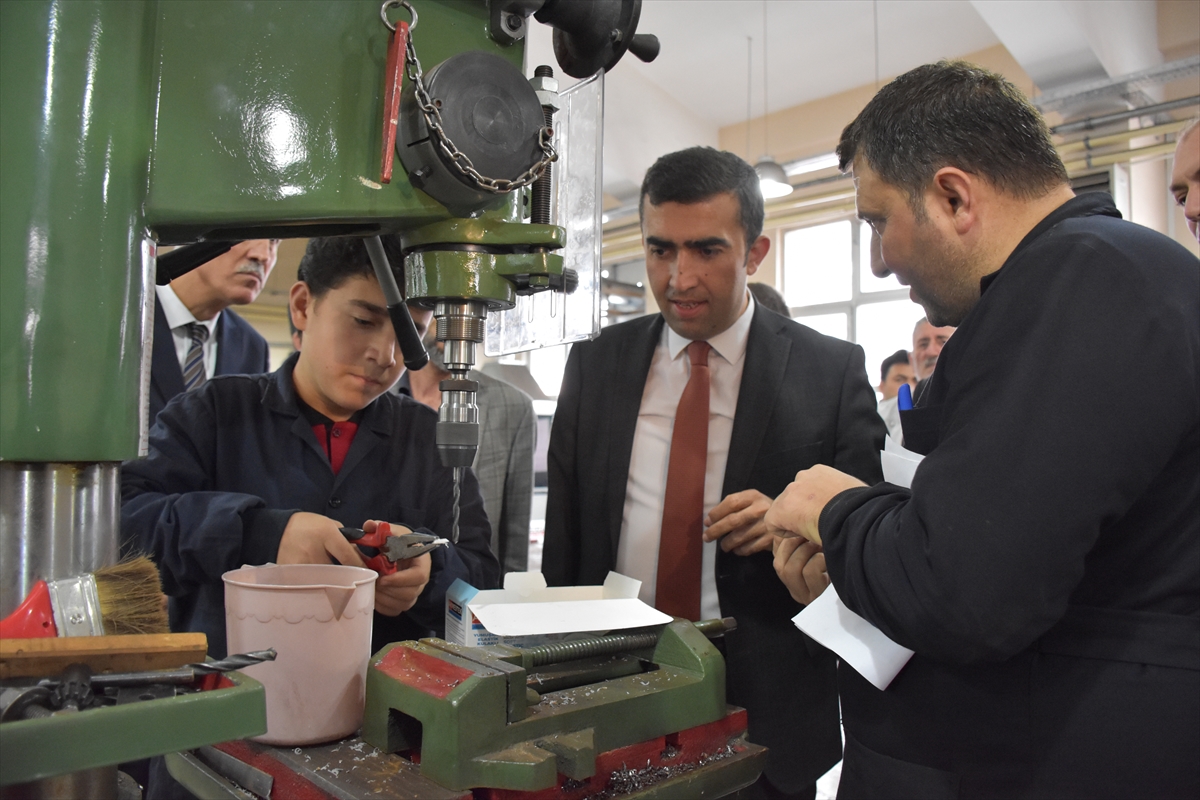 Trabzon’daki meslek lisesi öğrencileri hem üretiyor hem harçlıklarını çıkarıyor