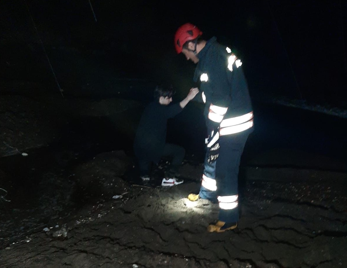 Trabzon’da bataklığa saplanan kişiyi itfaiye ekipleri kurtardı
