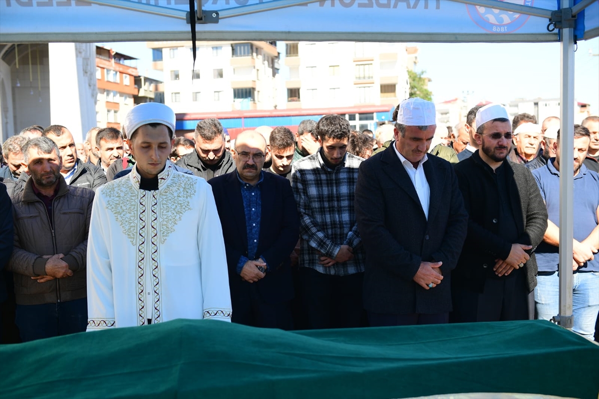 Trabzon’da vefat eden lise müdürünün cenaze namazını hafız oğlu kıldırdı