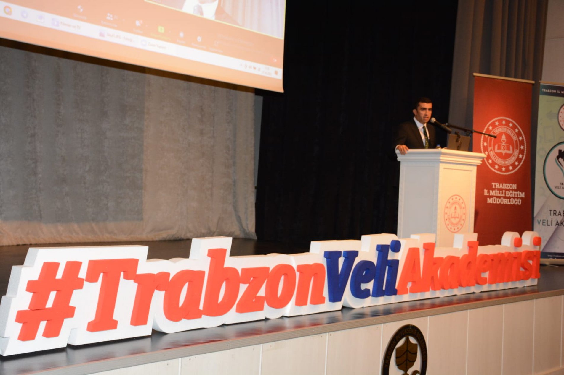 Trabzon Veli Akademisi, velilerin yanında