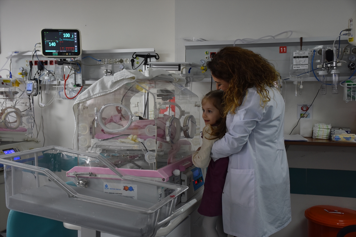 Prematüre bebeklerinin tedavisini üstlenen sağlıkçılarla aile gibi oldular
