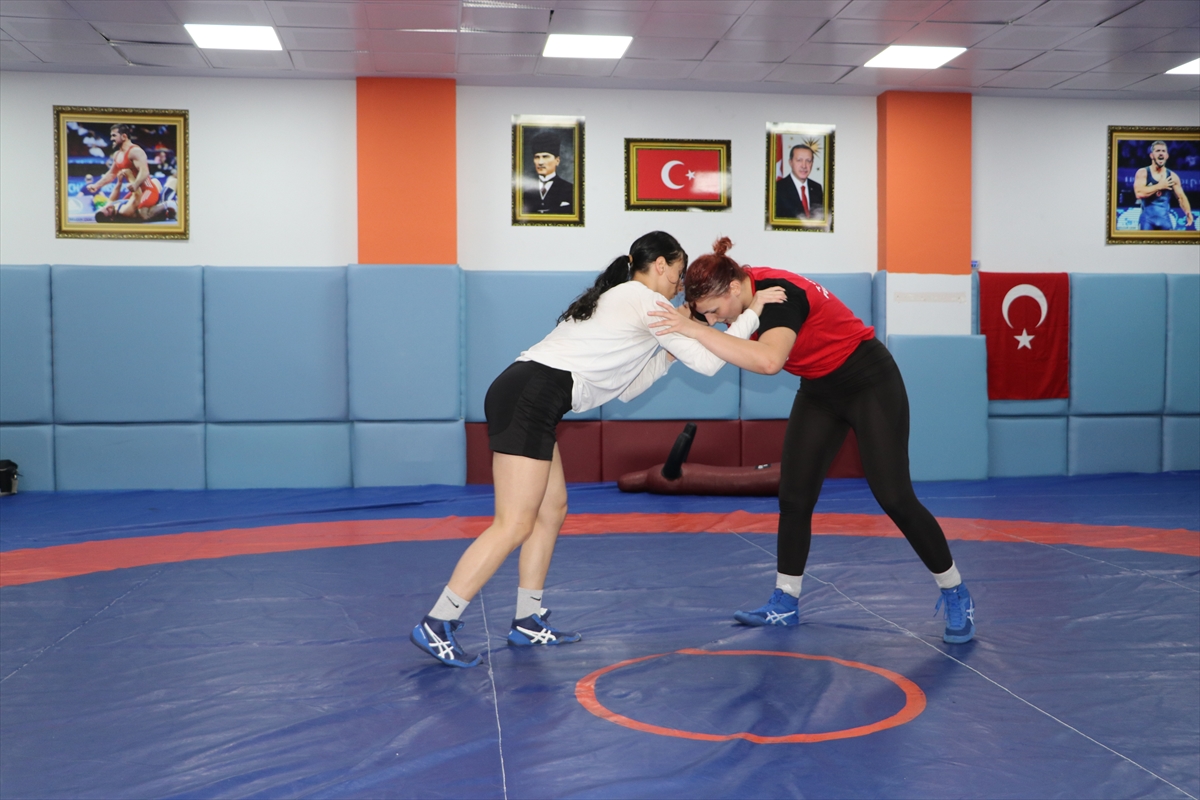 Milli güreşçi Mehtap Gültekin, yeni başarılar için ter döküyor