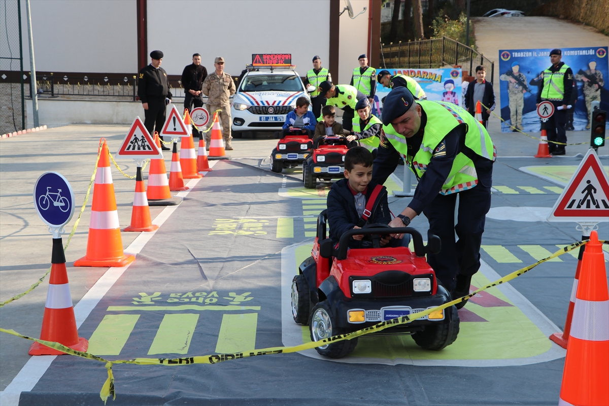 Trabzon’da jandarma personeli vatandaş ve öğrencileri trafik konusunda bilgilendirdi