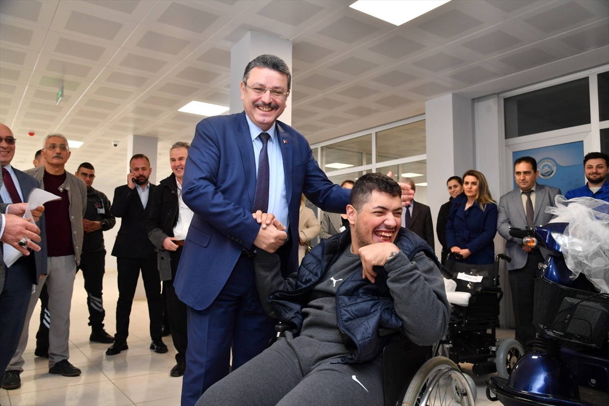 Ortahisar Belediyesi El Hattap Derneği’nin desteğiyle akülü araç dağıttı