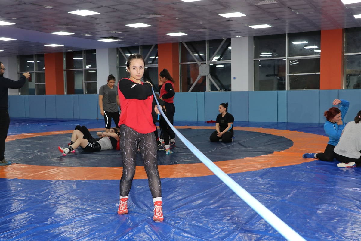 Milli güreşçi Safiye Yasin, adını olimpiyatlara yazdırmanın peşinde