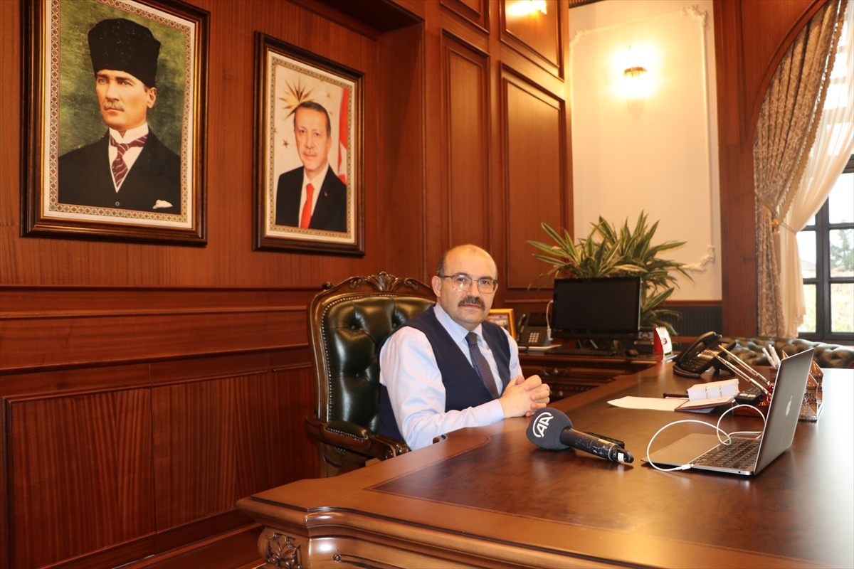 Trabzon Valisi Ustaoğlu, AA’nın “Yılın Fotoğrafları” oylamasına katıldı