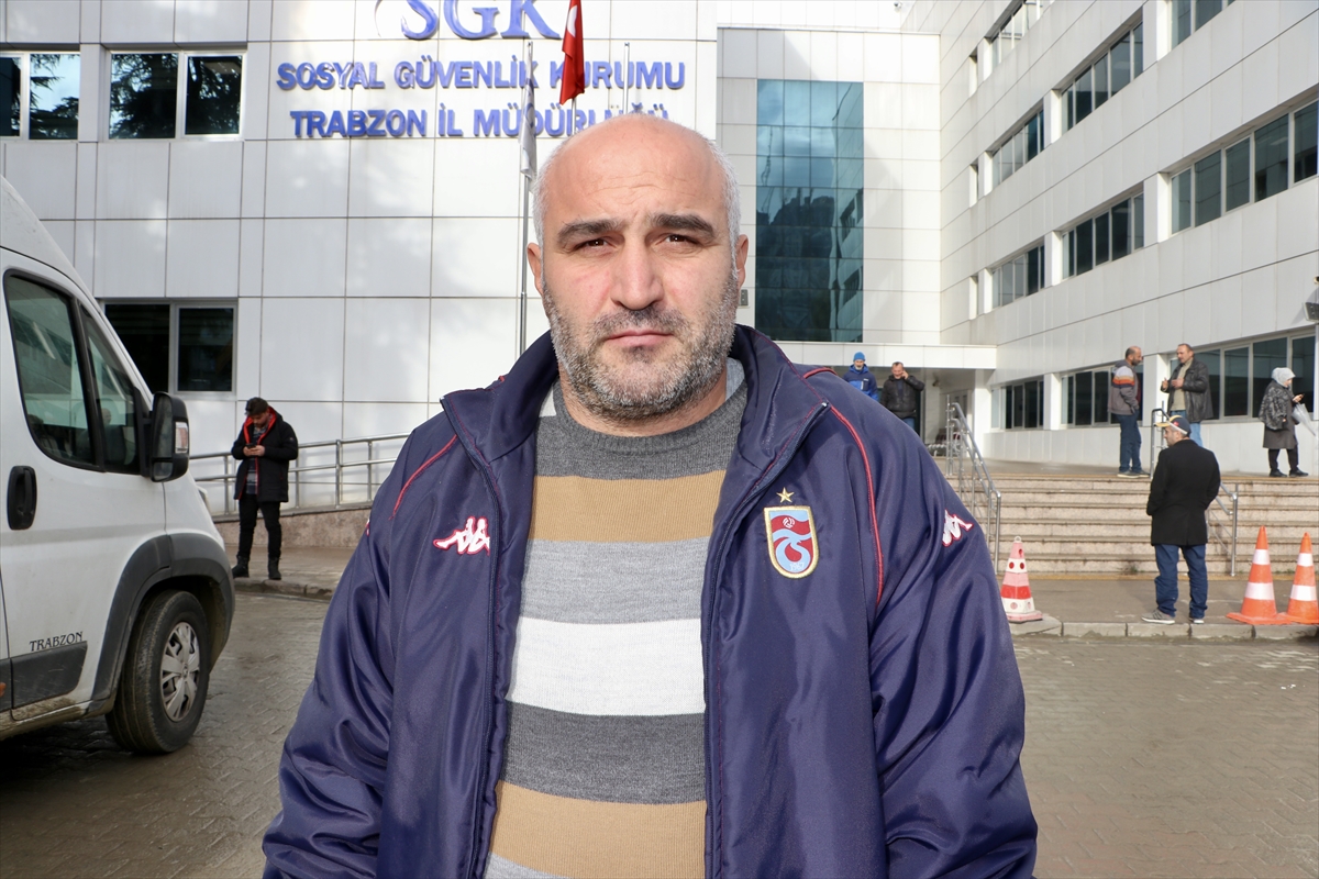 Karadeniz’de 5 ilde EYT’li vatandaşlar SGK önünde yoğunluk oluşturdu