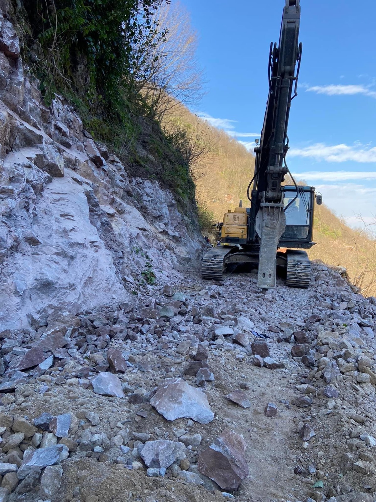 Trabzon’da mahalleleri birbirine bağlayan yol ulaşıma açıldı