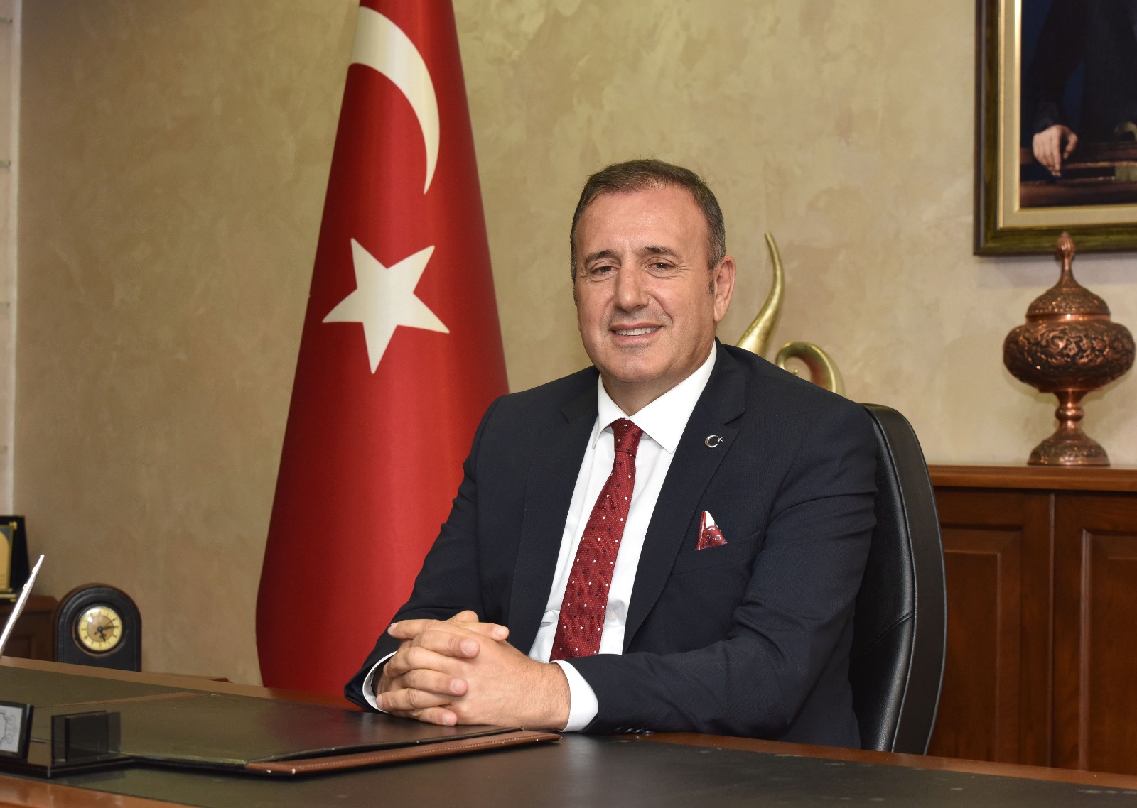 Çelebi: Gelişmiş demokrasilerin köşe taşlarından biri özgür basındır