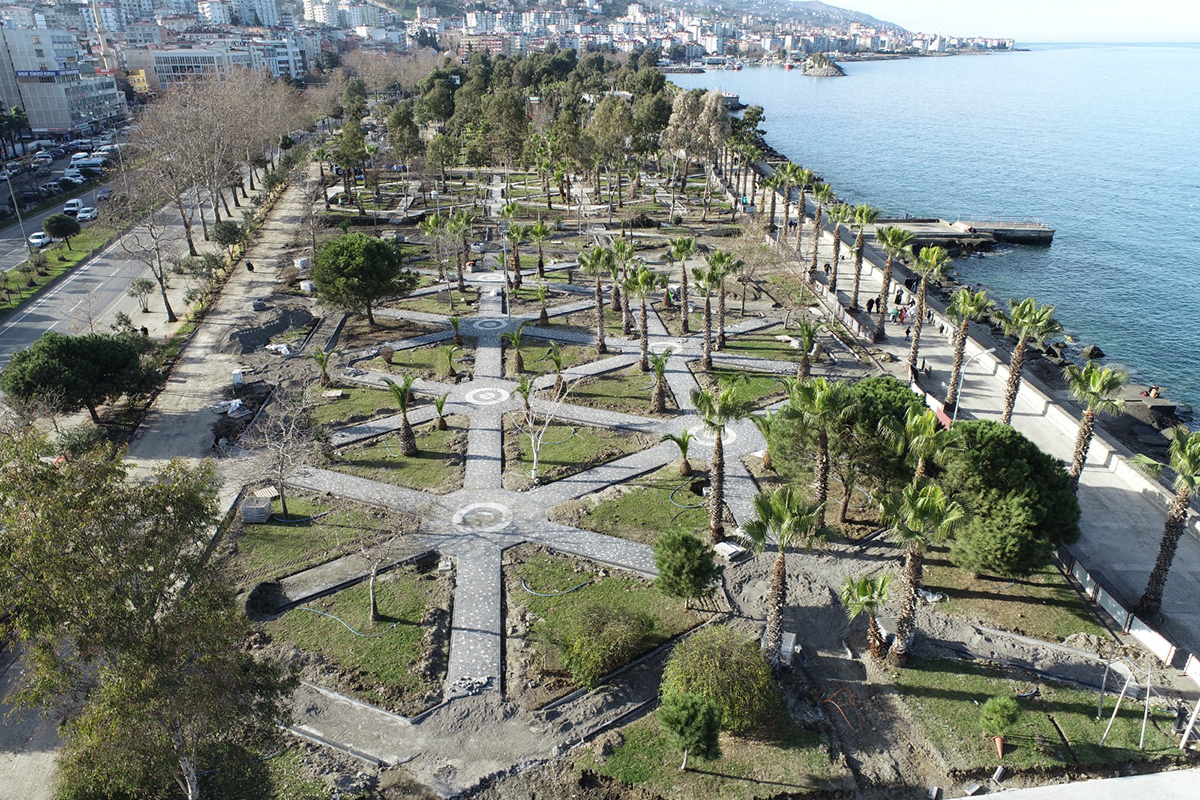Akçaabat Sahil Parkı’nda yenileme ve düzenleme çalışmaları sürüyor