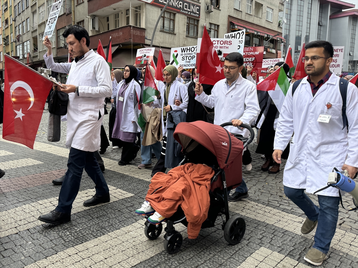 Karadeniz’de 3 ilde doktorlar “sessiz yürüyüş” ile İsrail’i protesto etti