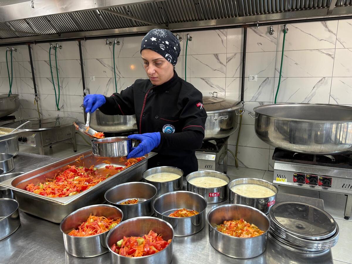 Ortahisar Belediyesi, İhtiyaç Sahiplerinin Evlerine Sıcak Yemek Hizmetini Başlattı