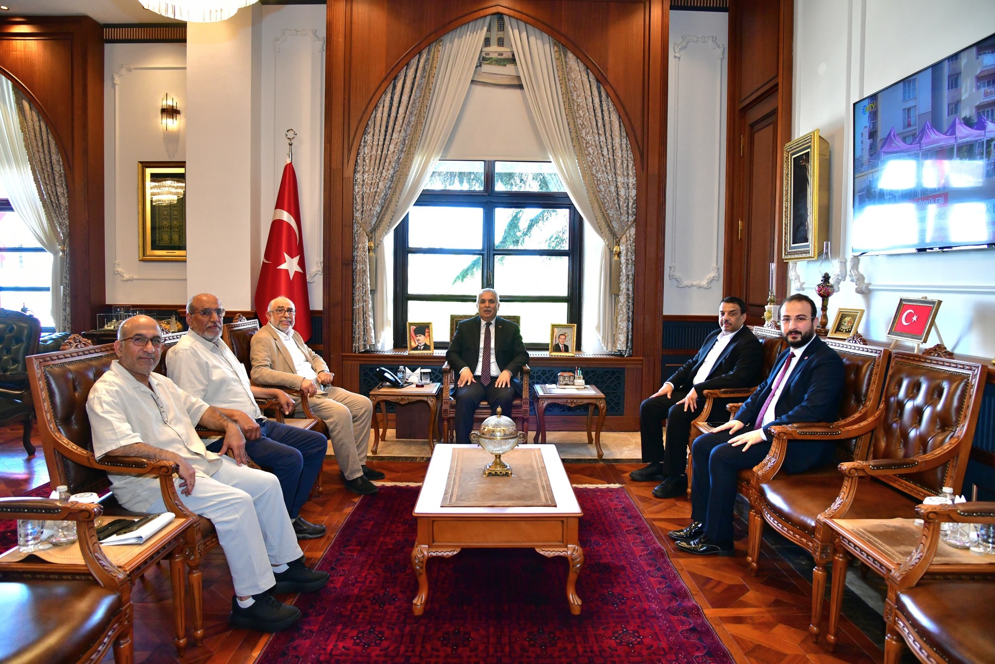 Vali Aziz Yıldırım, Katar Heyetini Makamında Kabul Etti