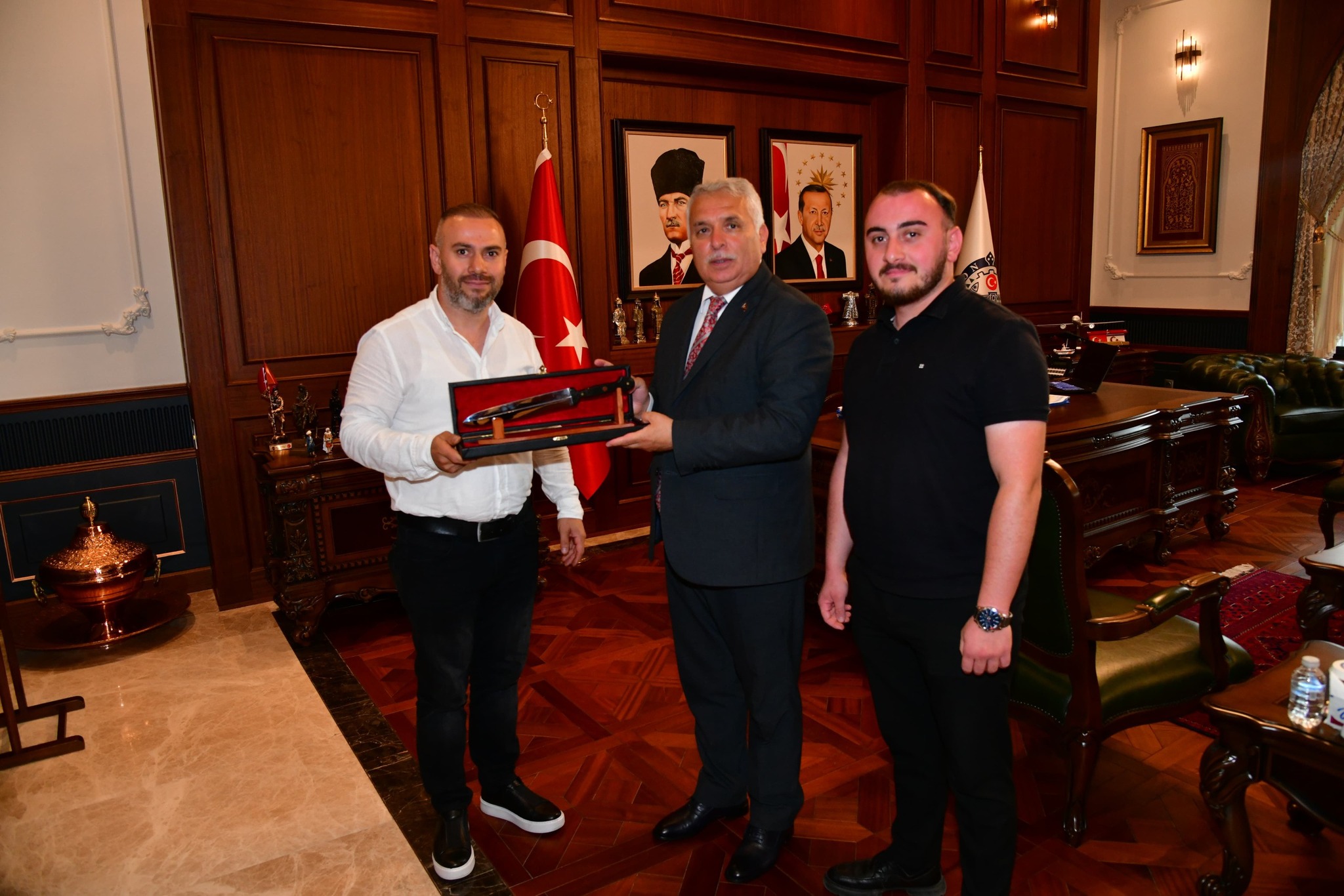 Vali Yıldırım Sürmeneli Bıçak Ustasını Kabul Etti