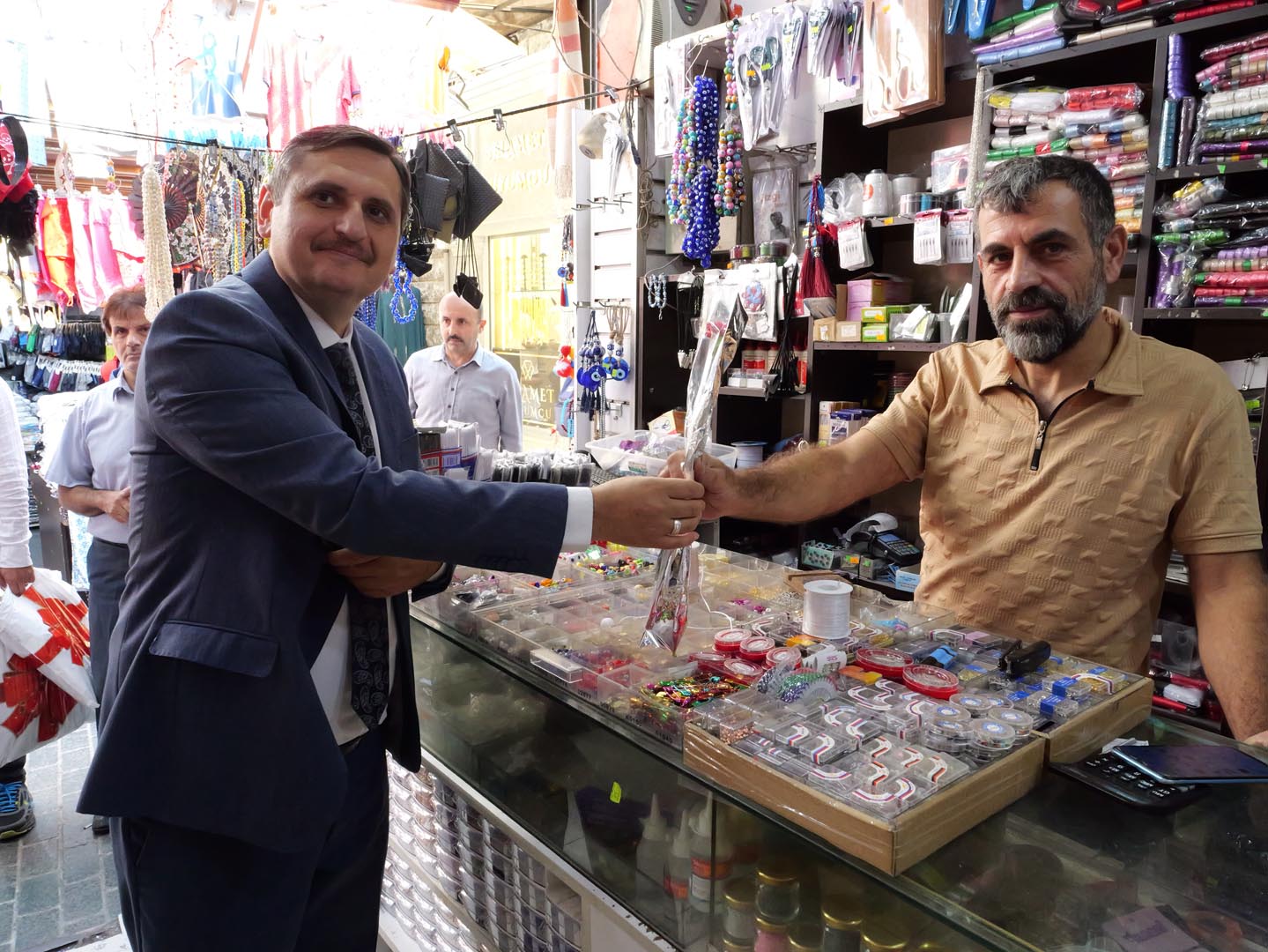 Esnafa karanfil ve Ahilik Nasihatı dağıtıldı