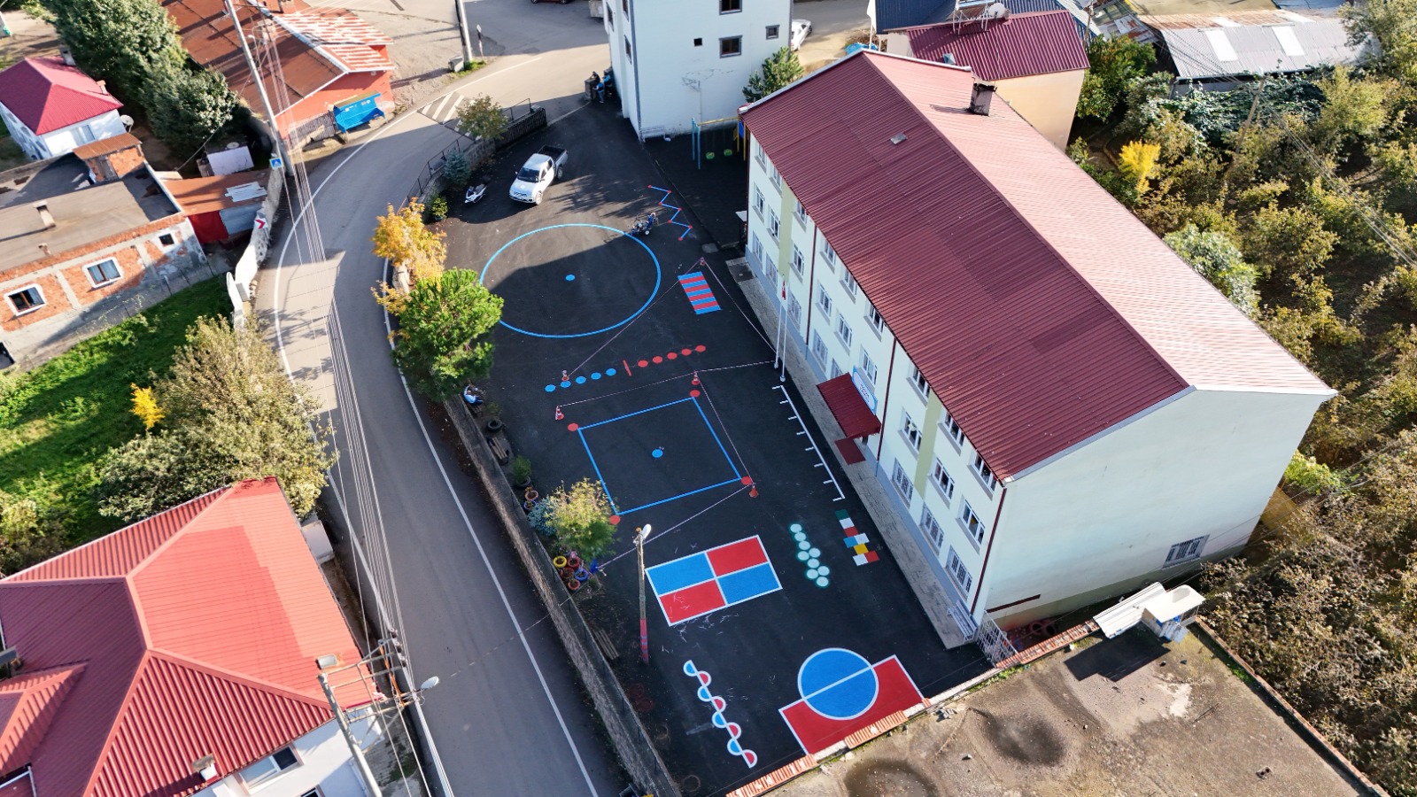 Ortahisar Belediyesi Okul Bahçelerini Eğlenceli Oyun Alanlarına Dönüştürüyor