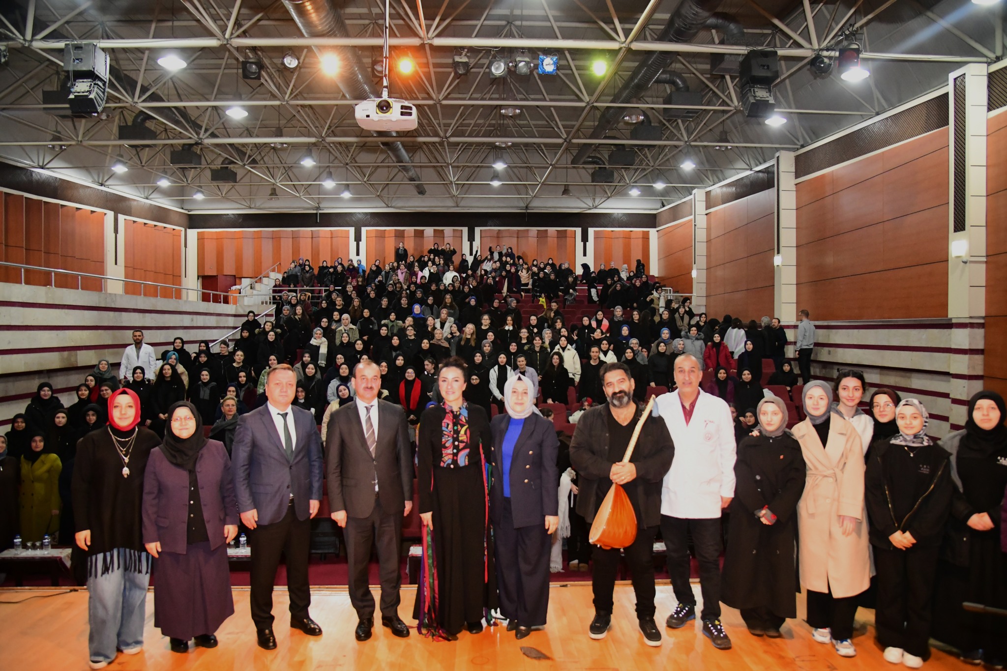 “Nefes” Tiyatro Gösterisi Akçaabat’ta Sahnelendi
