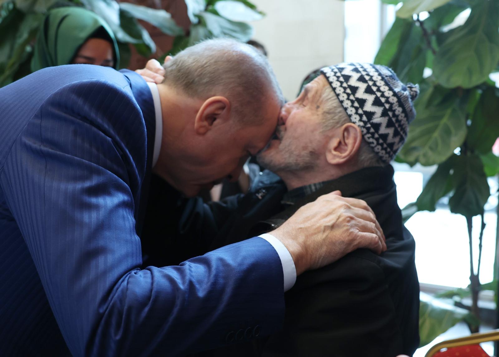 Cumhurbaşkanı Erdoğan, Düzce’den gelen vatandaşlarla görüştü
