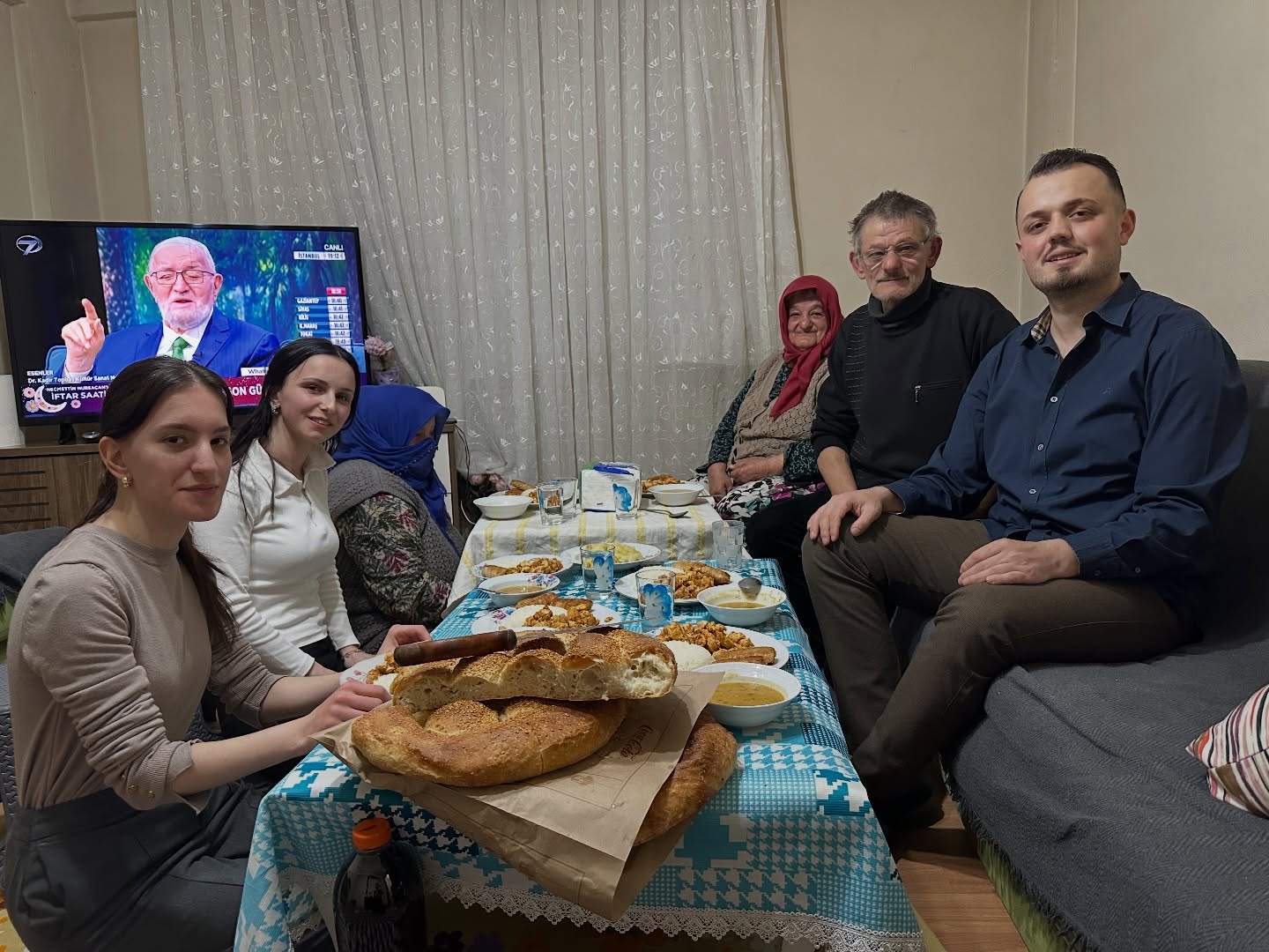 AK Parti Akçaabat Gençlik Kolları Yaşar Amca’nın Sofrasında İftar Yaptı