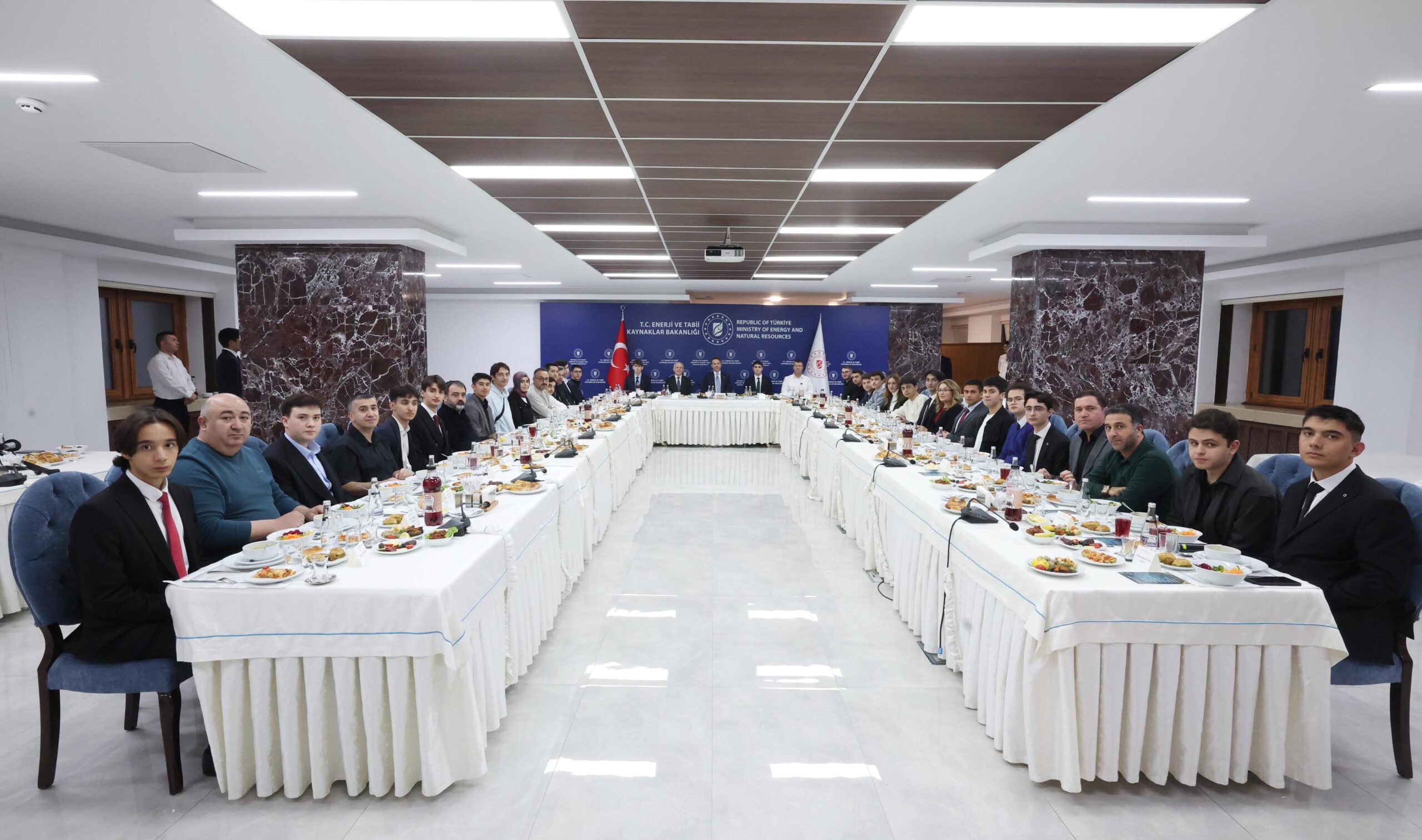 Bakan Bayraktar, Öğrencilerle İftarda Buluştu