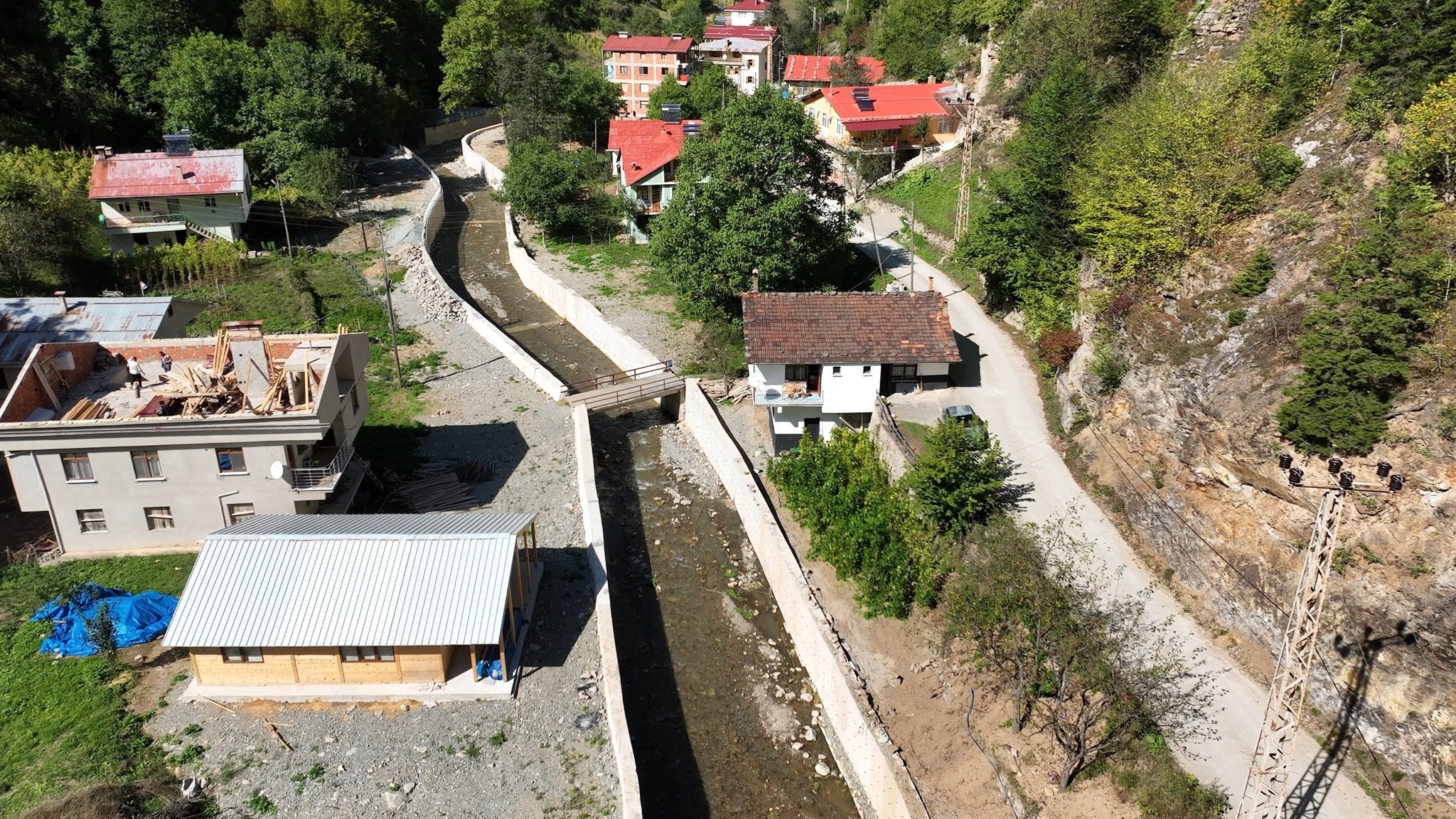 Çaykara’da taşkın kontrol çalışmaları sürüyor