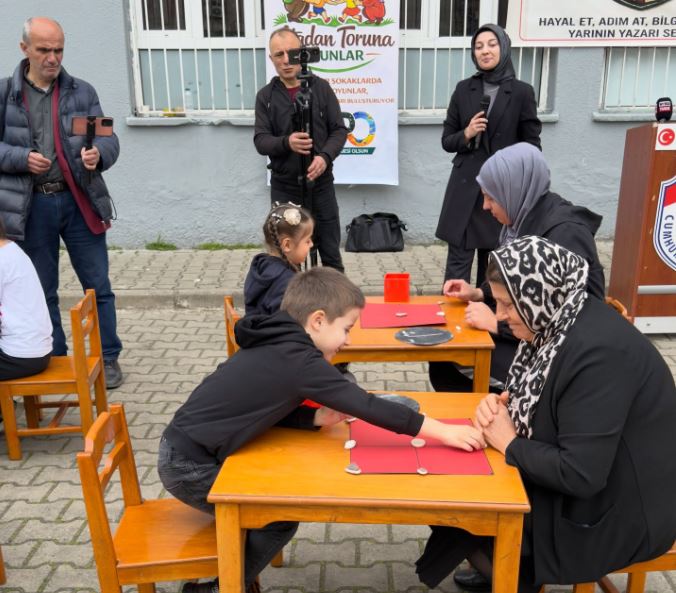 “Küçük Ellerin Büyük Marifetleri” sergisi yoğun ilgi gördü