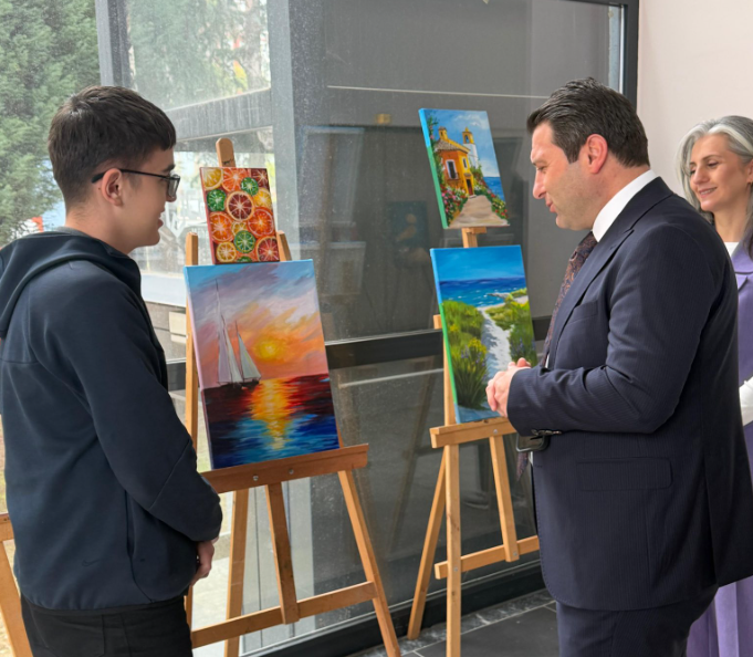 Yomra Kaymakamı Oğuzhan Ocak’tan Öğrencilere Sanat Desteği