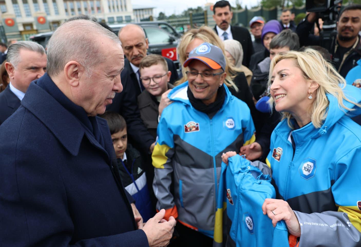 Cumhurbaşkanı Erdoğan, Doğu-Batı Dostluk ve İpek Yolu Rallisi grubunu uğurladı