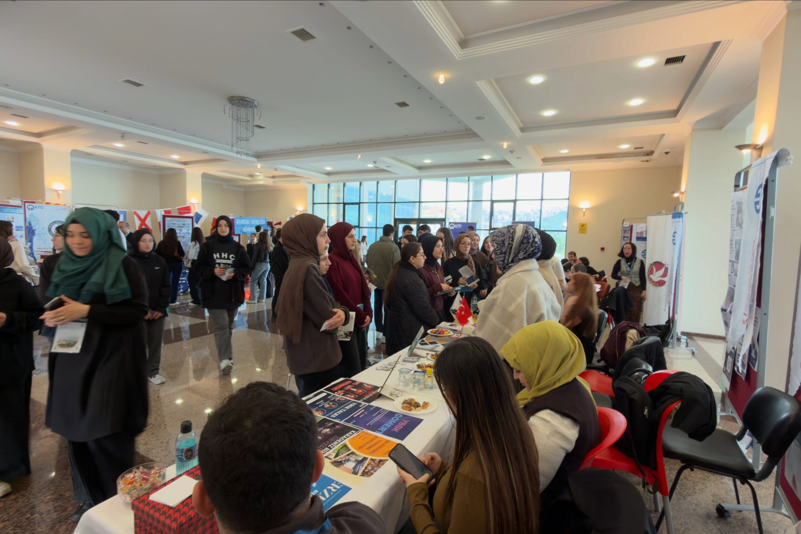 KTÜ’de 10. Meslek Tanıtım Fuarı Öğrencileri Kariyerle Buluşturdu