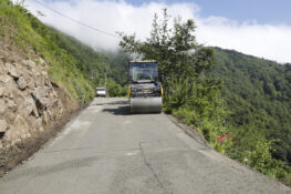 Akçaabat’ta Kuru Beton Yol Çalışmaları Sürüyor