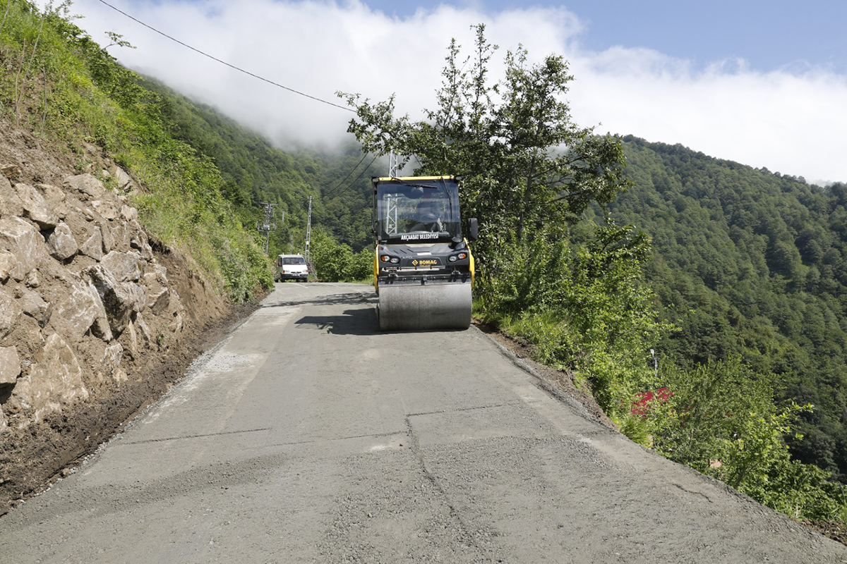 Akçaabat’ta Kuru Beton Yol Çalışmaları Sürüyor