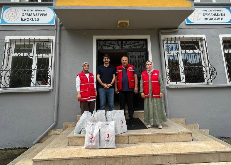 Sürmene’de Öğrencilere Kırtasiye Desteği