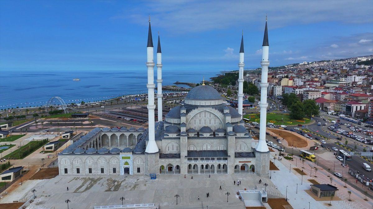 Trabzon’da Her Cuma Sabah Namazında Huzur Buluşması